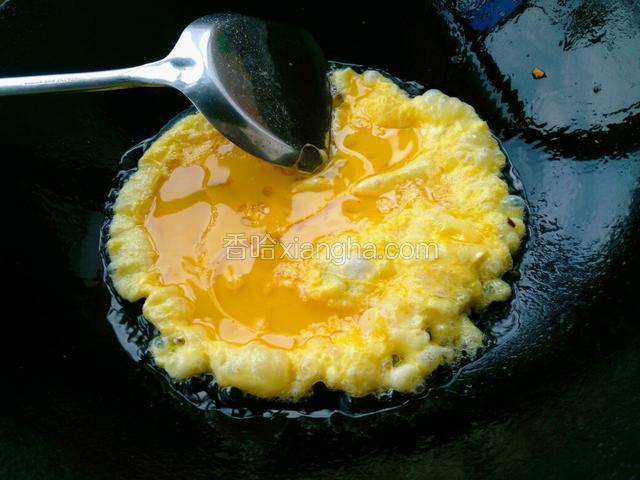 用锅内余油，倒入鸡蛋液