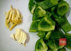 圆椒炒鸭血的做法图解2