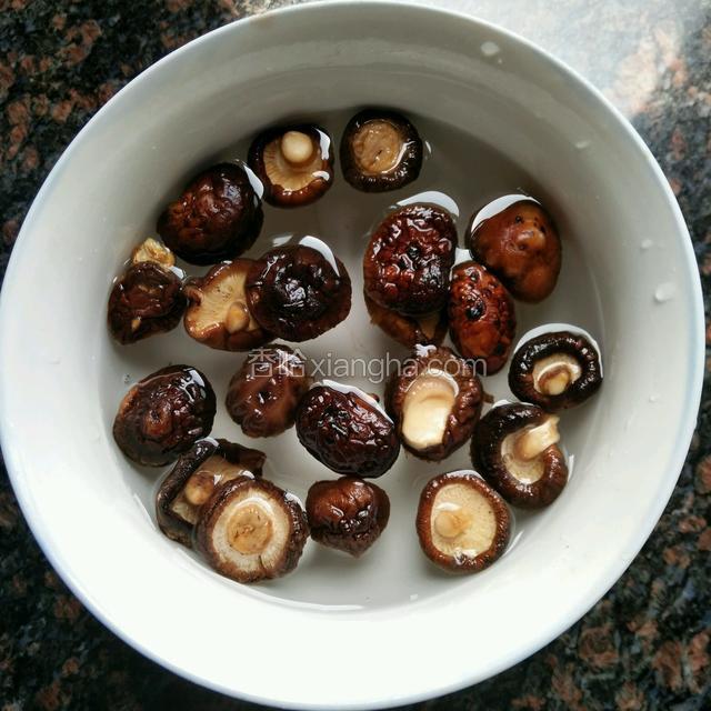 干香菇洗干净冷水泡发备用（用凉水能锁住香菇的鲜味，不建议用温水或者开水）
