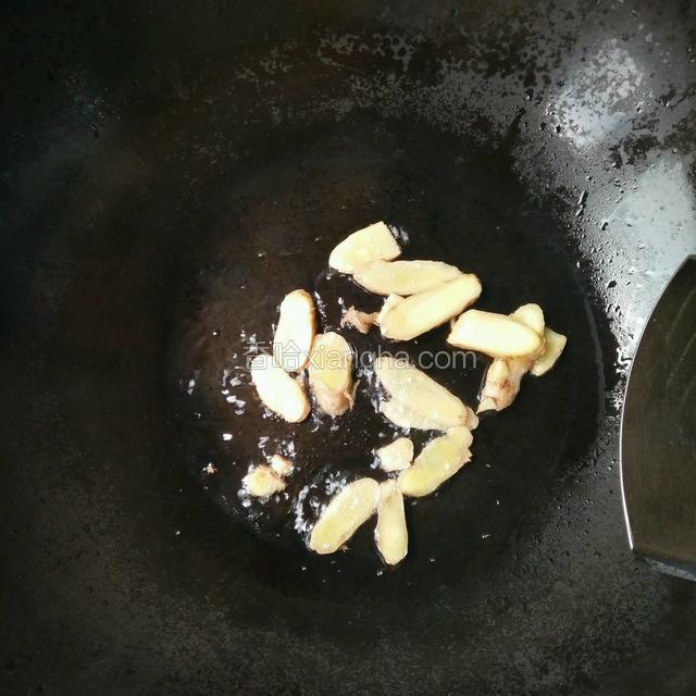 锅里热油（油不要放多了，因为鸡本身就有油，这时候油如果放多了炖出来的鸡会很油腻）放入姜片爆香，我用的是猪油