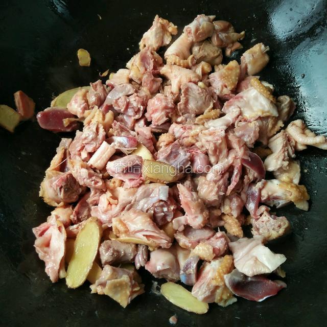 再把鸡倒入锅内翻炒至变色（没有血水即可）