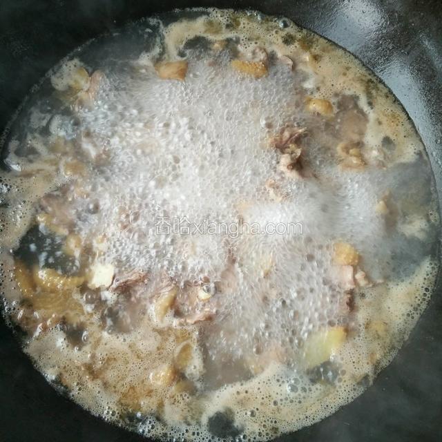 加入凉水没过鸡就行，烧开后用锅子炖