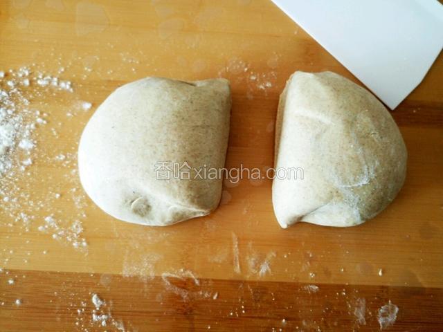 一分为二  当然看你想做几个而定 我的这个大了点 滚圆备用