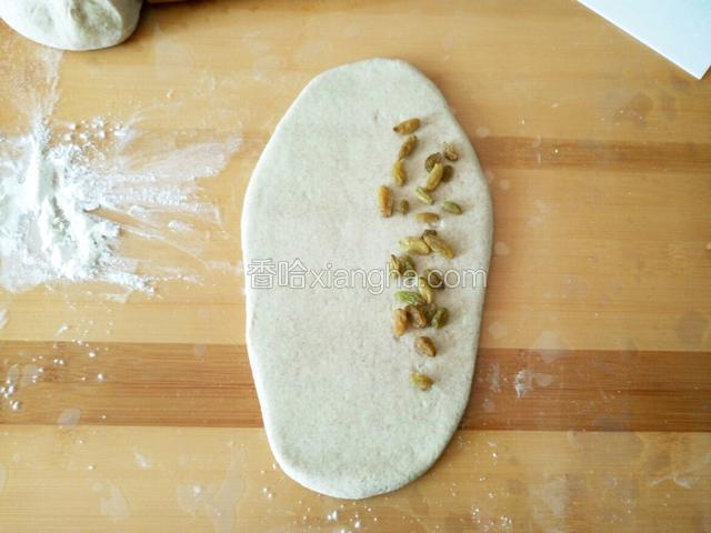 一侧放入葡萄干