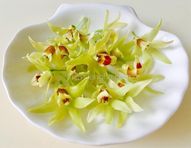 准备好新鲜石斛花。