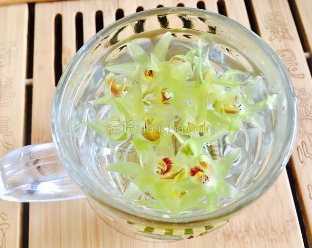 让石斛花泡上5分钟。