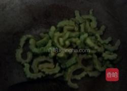 苦瓜酿鸡蛋的做法图解3