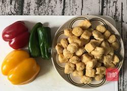 彩椒留豆腐泡的做法图解1
