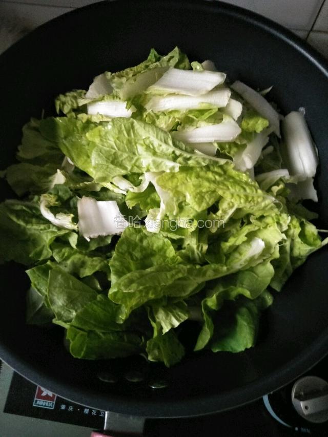 倒入天津白翻炒至软