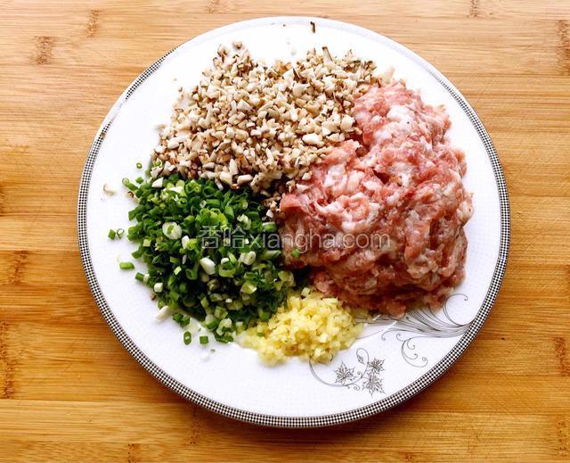 葱切花姜切末、香菇切碎，馅料备好