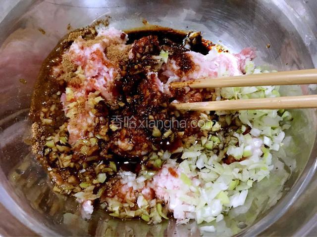 先把葱姜肉泥放到盆里，放盐味精生抽蚝油料酒十三香胡椒粉芝麻油，用筷子往一个方向搅拌上劲，最好放香菇继续搅拌均匀就可以了