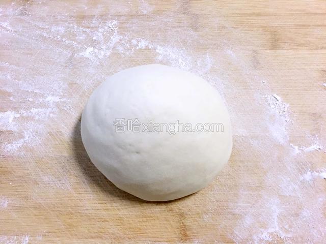 揉面排气，揉成光滑的面团