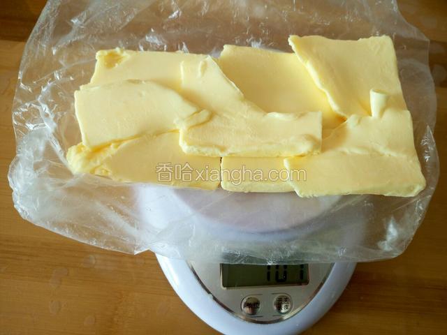 冷冻面团的同时 擀黄油片 