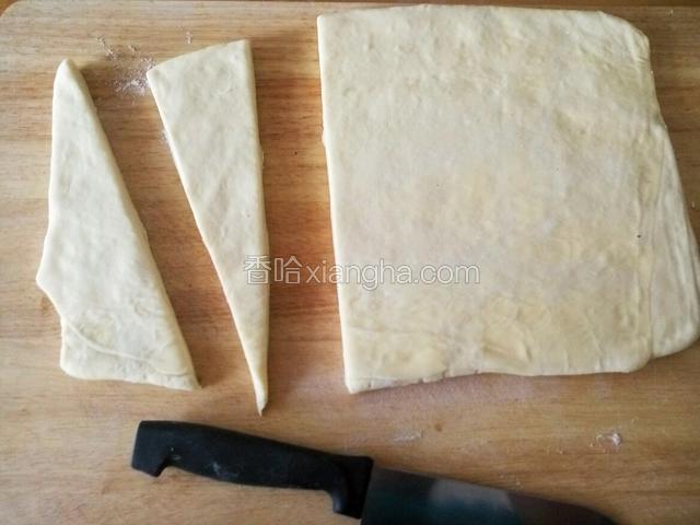 先做两个小牛角面包 