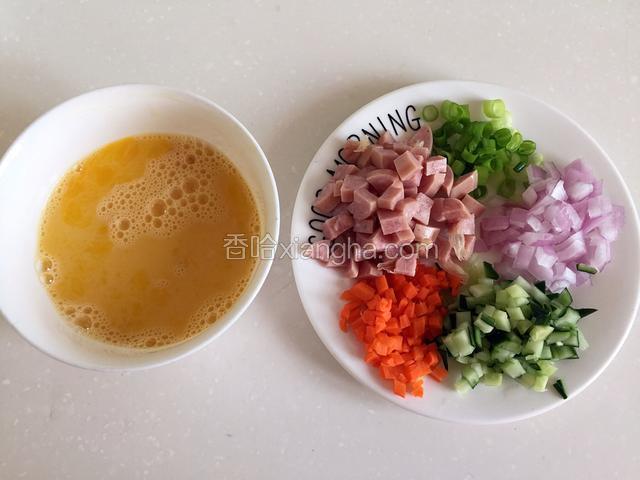 搅散蛋液，其余食材切丁。