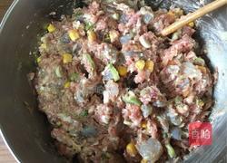猪肉、青虾、玉米粒、香葱馅饺子的做法图解3