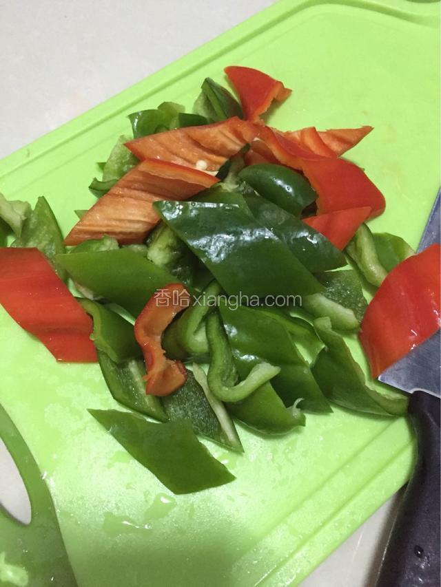 准备青椒红椒洗净切块