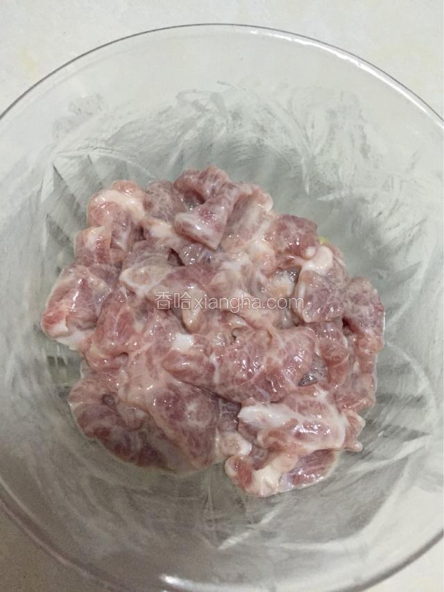 加入适量纯净水将淀粉和猪肉片抓匀