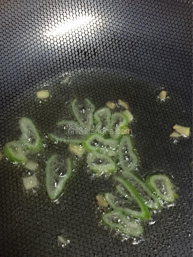 葱姜炝锅炒香