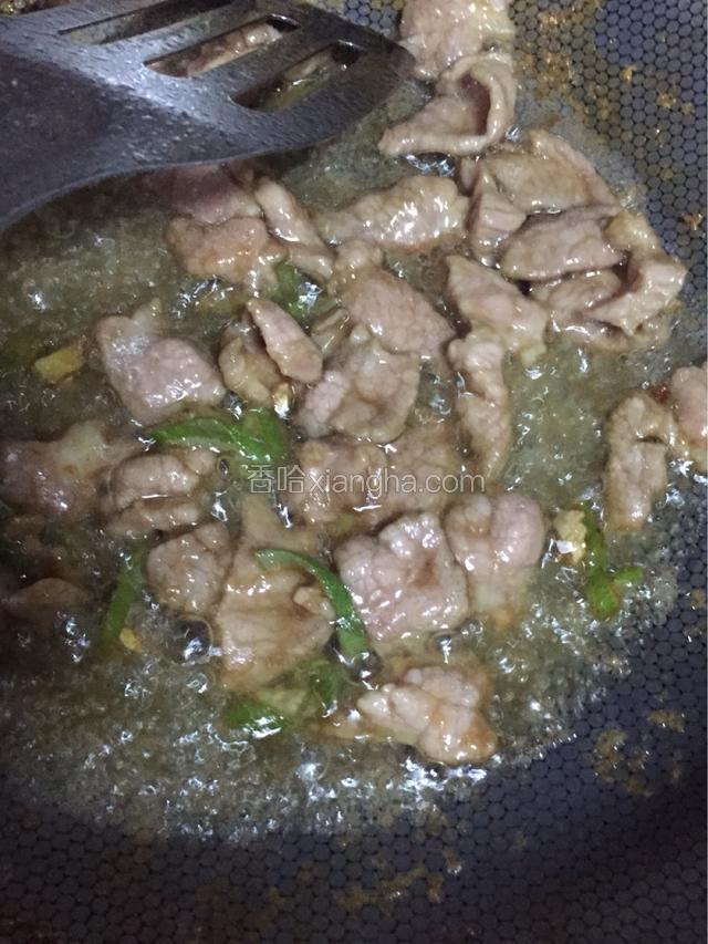 放入料酒 味极鲜酱油 放入盐 继续翻炒均匀