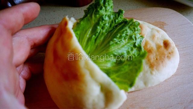 将生菜、黄瓜、红椒、虾仁统统装进口袋里，自己加点点细海盐与黑胡椒碎哦