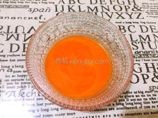 胡萝卜去皮切成片加水打成泥备用