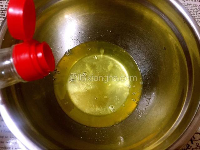 蛋清中加入白醋，用电动打蛋器打成粗泡