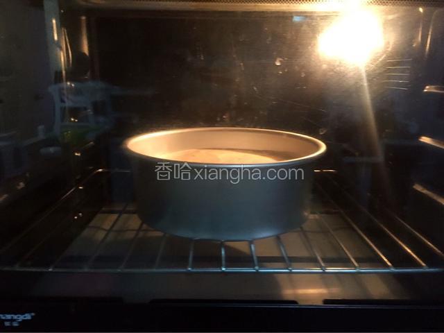 放进预热好的烤箱，上火90度，下火120度，下层60分钟