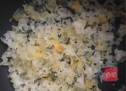 银耳百合糖水的做法图解2