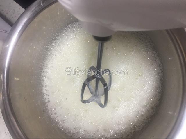 蛋白中放入白糖10克、醋几滴用电动打蛋器打发至鱼泡眼状