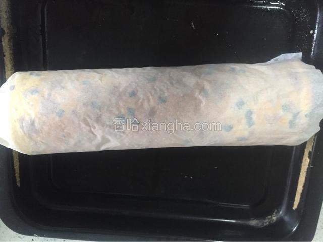 卷成筒状放冰箱冷藏一小时
