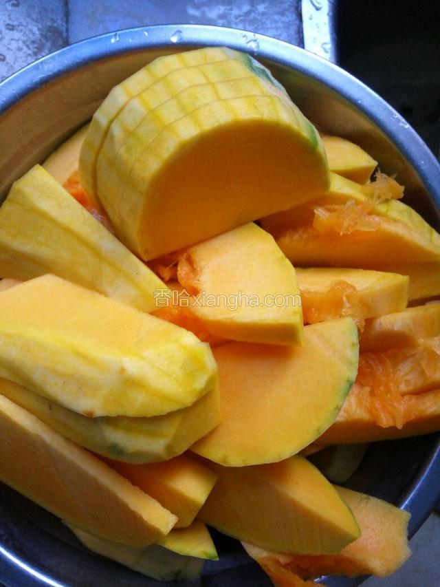 把南瓜削皮切成合适的大小