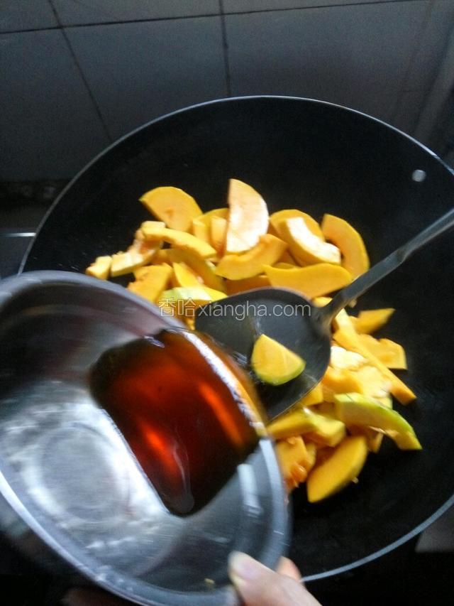 加入适量的酱油后继续大火翻炒