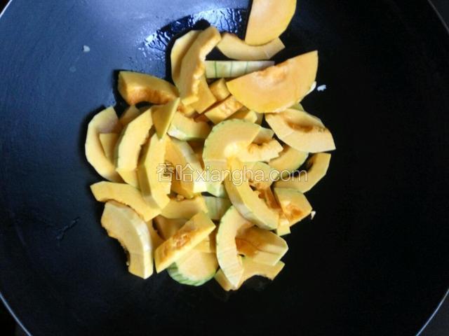 加入油后，翻遍片刻