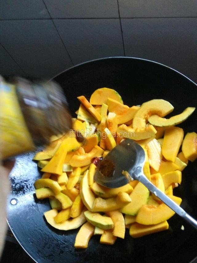 倒入适量柱侯酱