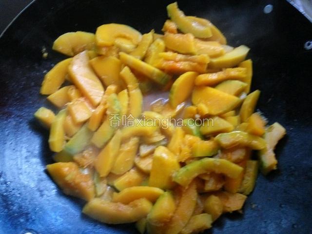 加入接近南瓜表面的水后，中火焖煮