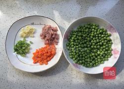 豌豆炒肉丁的做法图解1