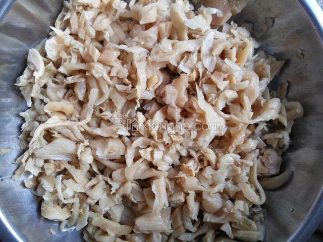 先在盘底铺上切好的梅菜干
