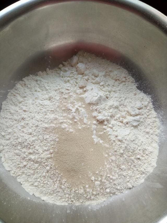 面粉500克安琪酵母10克搅拌均匀