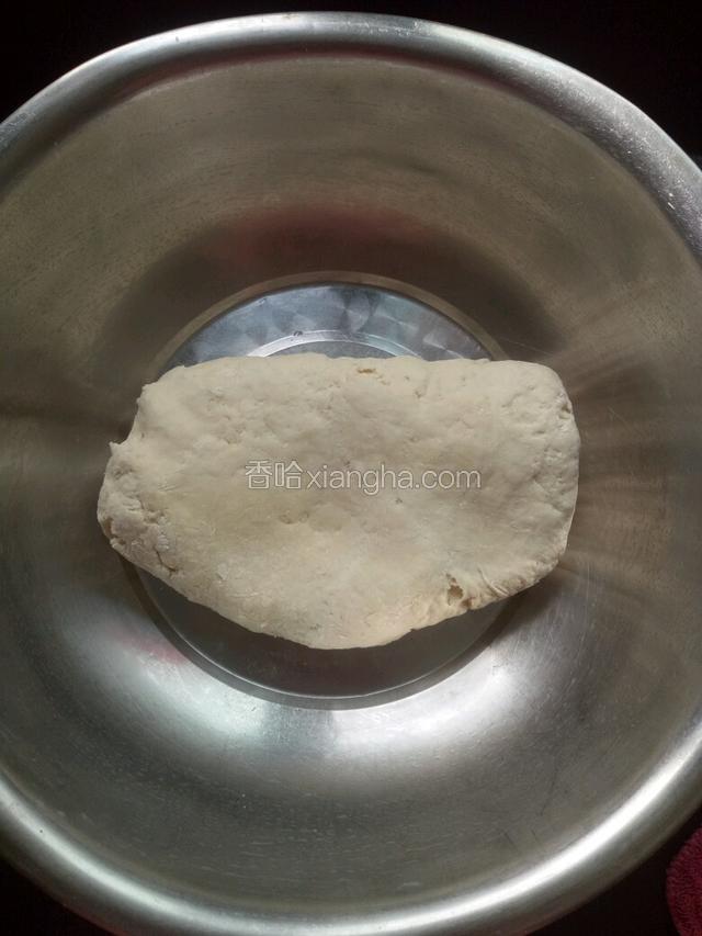 用温温水和成光滑的面团