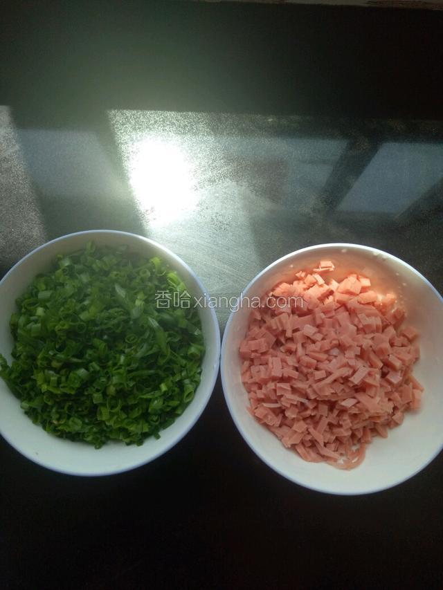 醒面的时候，把小葱火腿切碎