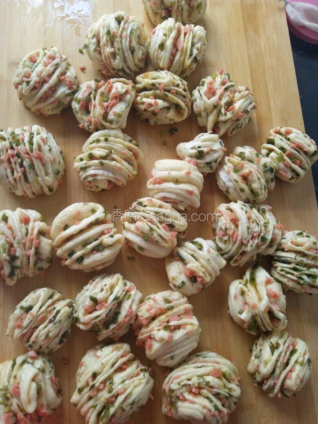 一道美味的小葱花卷就做好啦.爱美食，爱香哈