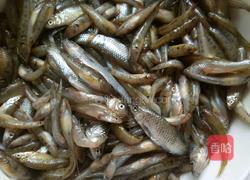 酥炸小鱼的做法图解1