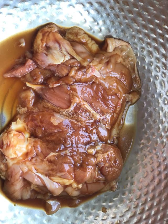 取一块鸡腿肉加入料酒、白胡椒粉、酱油、蚝油、老抽，腌制入味