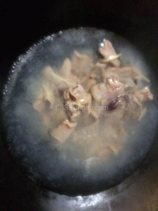 锅中加入适量水烧开，倒入瘦肉猪肝小肠滚3分钟