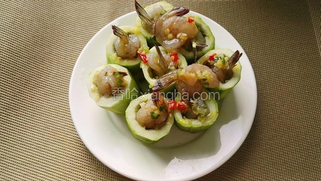 虾全部放好，撒上葱姜蒜小米椒，淋上熟油