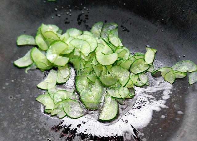 锅里倒入油预热然后倒入青瓜片翻炒五分钟左右