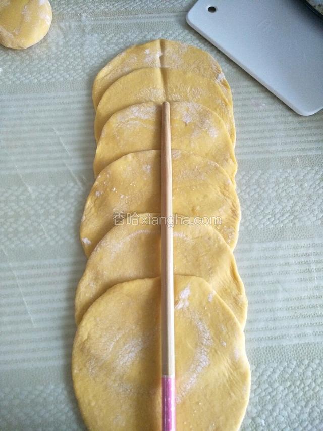 用筷子在中间按出一条线