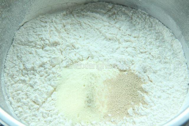 把制作披萨饼底的所有材料混合在一起