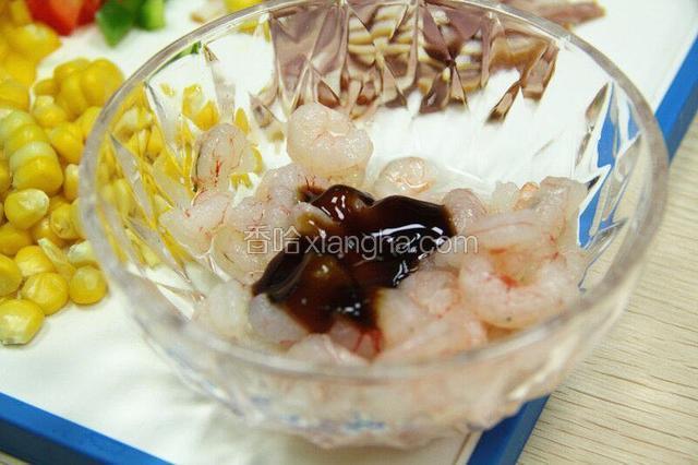 等待面团发酵的时间，虾仁挑去虾肠用料酒和海鲜酱腌制十分钟。